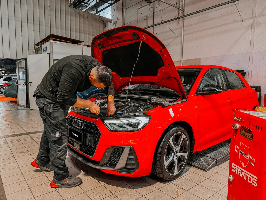 Lavorazione carrozzeria Audi