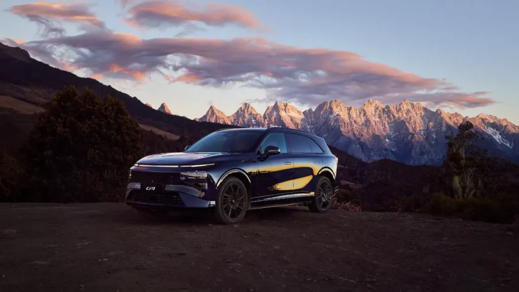 Xpeng G9 SUV in montagna al tramonto
